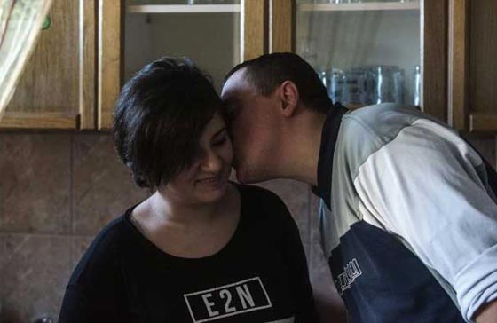 حب من أول نظرة بين لاجئة عراقية وشرطي صربي يتكلل بالزواج صورة رقم 1