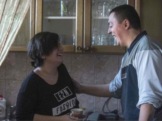 حب من أول نظرة بين لاجئة عراقية وشرطي صربي يتكلل بالزواج صورة رقم 6