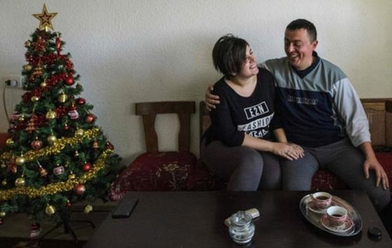 حب من أول نظرة بين لاجئة عراقية وشرطي صربي يتكلل بالزواج صورة رقم 8