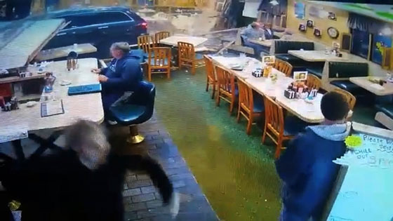 سبعينية تقتحم مطعما بسيارتها بشكل مروع ودون استئذان! فيديو صورة رقم 1