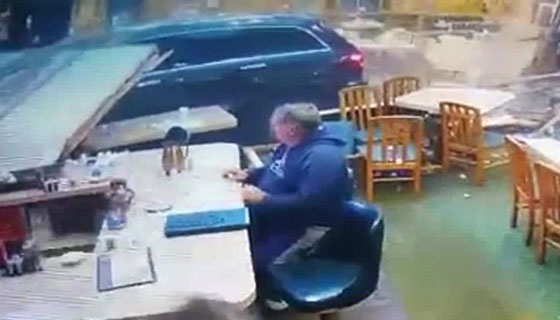 سبعينية تقتحم مطعما بسيارتها بشكل مروع ودون استئذان! فيديو صورة رقم 2