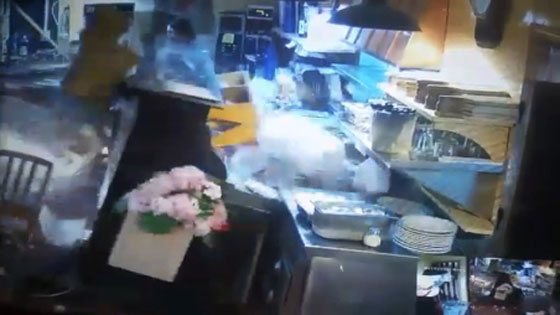 سبعينية تقتحم مطعما بسيارتها بشكل مروع ودون استئذان! فيديو صورة رقم 3