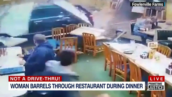 سبعينية تقتحم مطعما بسيارتها بشكل مروع ودون استئذان! فيديو صورة رقم 4