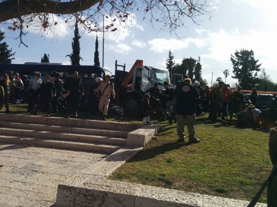 لماذا هرب الجنود الاسرائيليون ولم يوجهوا لدى تنفيذ عملية الدهس! فيديو صورة رقم 5