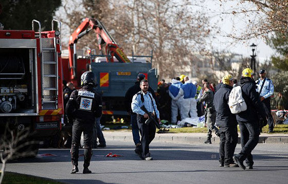 لماذا هرب الجنود الاسرائيليون ولم يوجهوا لدى تنفيذ عملية الدهس! فيديو صورة رقم 11