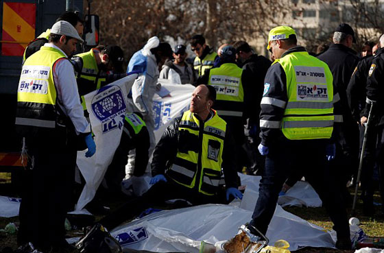 لماذا هرب الجنود الاسرائيليون ولم يوجهوا لدى تنفيذ عملية الدهس! فيديو صورة رقم 17