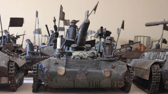 لبنانية تحول شظايا القذائف إلى منحوتات فريدة صورة رقم 4