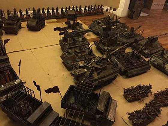 لبنانية تحول شظايا القذائف إلى منحوتات فريدة صورة رقم 2