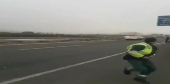 سائق فرنسي سار بالاتجاه المعاكس واصطدم بسيارة شرطة صورة رقم 1