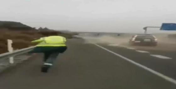 سائق فرنسي سار بالاتجاه المعاكس واصطدم بسيارة شرطة صورة رقم 3