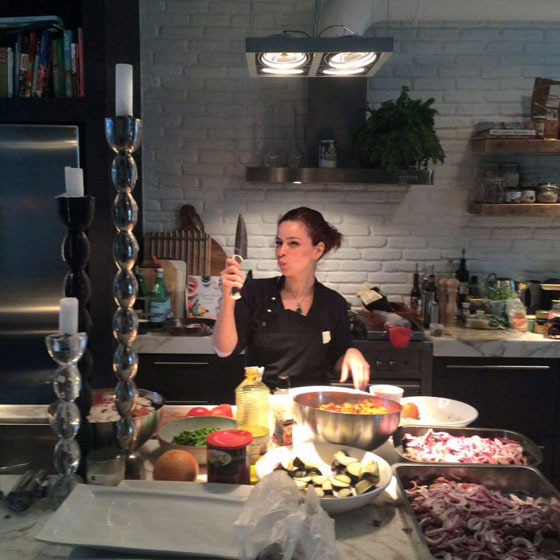 امراة سورية كادت تموت اثناء الهجرة اصبحت الطباخة المرافقة للملكة صورة رقم 1