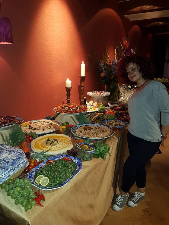 امراة سورية كادت تموت اثناء الهجرة اصبحت الطباخة المرافقة للملكة صورة رقم 16