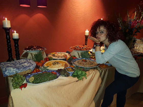 امراة سورية كادت تموت اثناء الهجرة اصبحت الطباخة المرافقة للملكة صورة رقم 2