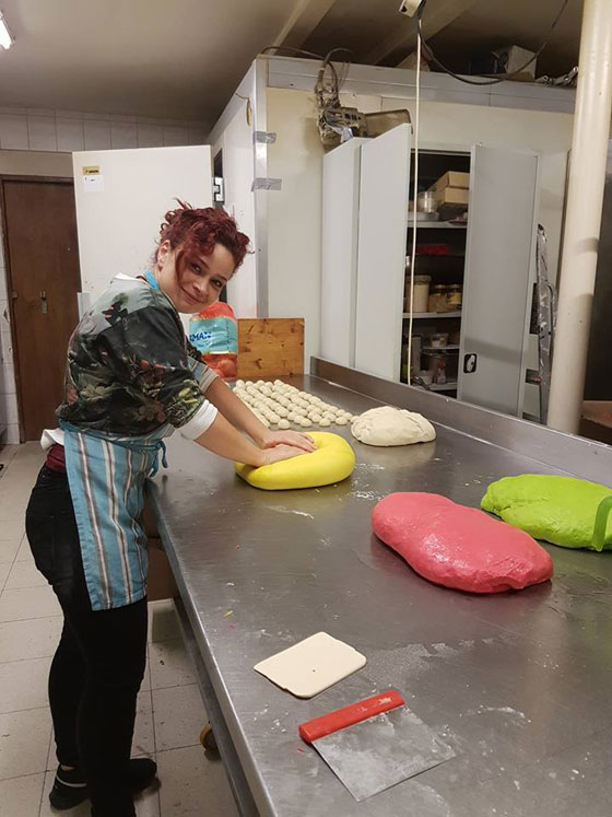 امراة سورية كادت تموت اثناء الهجرة اصبحت الطباخة المرافقة للملكة صورة رقم 6