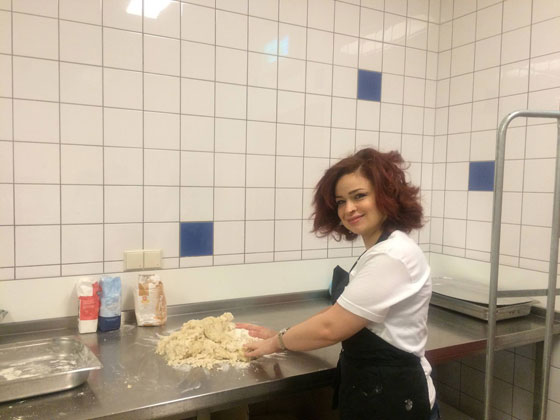 امراة سورية كادت تموت اثناء الهجرة اصبحت الطباخة المرافقة للملكة صورة رقم 7