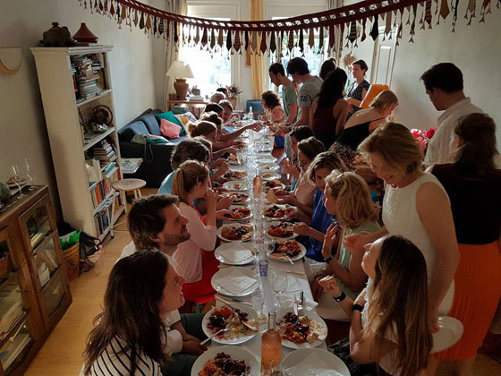 امراة سورية كادت تموت اثناء الهجرة اصبحت الطباخة المرافقة للملكة صورة رقم 8