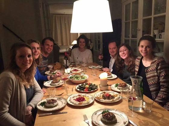 امراة سورية كادت تموت اثناء الهجرة اصبحت الطباخة المرافقة للملكة صورة رقم 11