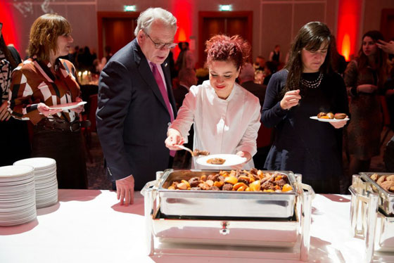 امراة سورية كادت تموت اثناء الهجرة اصبحت الطباخة المرافقة للملكة صورة رقم 3