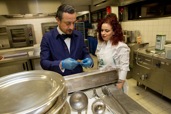 امراة سورية كادت تموت اثناء الهجرة اصبحت الطباخة المرافقة للملكة صورة رقم 13