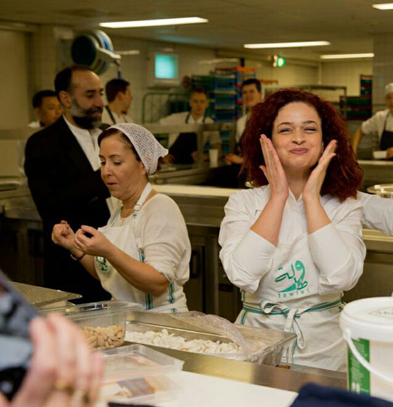 امراة سورية كادت تموت اثناء الهجرة اصبحت الطباخة المرافقة للملكة صورة رقم 15