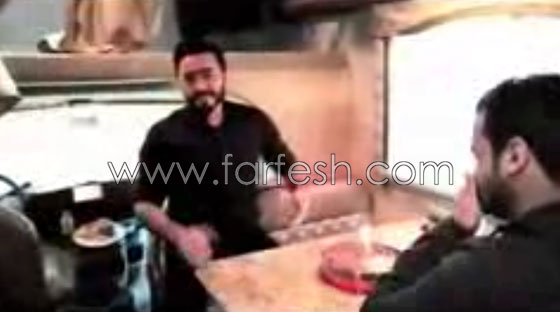 فيديو تامر حسني يحقق أمنية شاب ويجعله يبكي فرحاً  صورة رقم 4
