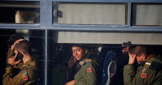 لماذا هرب الجنود الاسرائيليون ولم يوجهوا لدى تنفيذ عملية الدهس! فيديو صورة رقم 3