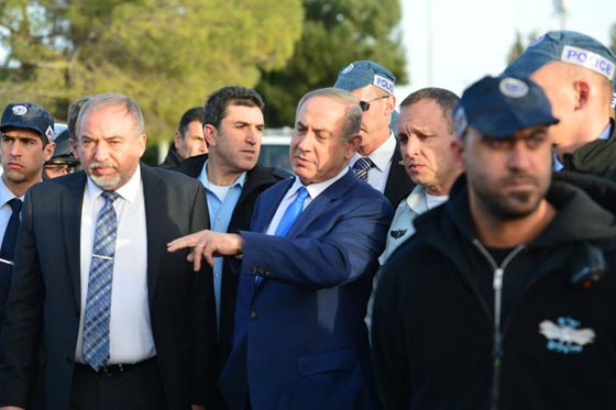 اسرائيل تتخذ اجراءات عقابية ضد من فرحوا وصفقوا لعملية دهس جنودها صورة رقم 1