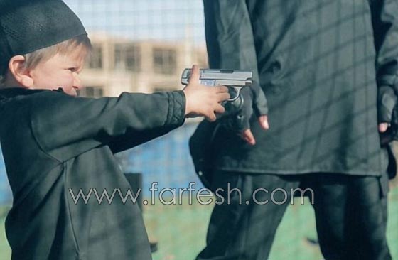 فيديو وصور مروعة.. طفل داعشي يعدم اسيرا مقيدا في ملعب للاطفال صورة رقم 2