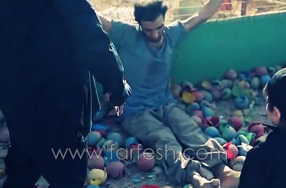 فيديو وصور مروعة.. طفل داعشي يعدم اسيرا مقيدا في ملعب للاطفال صورة رقم 3