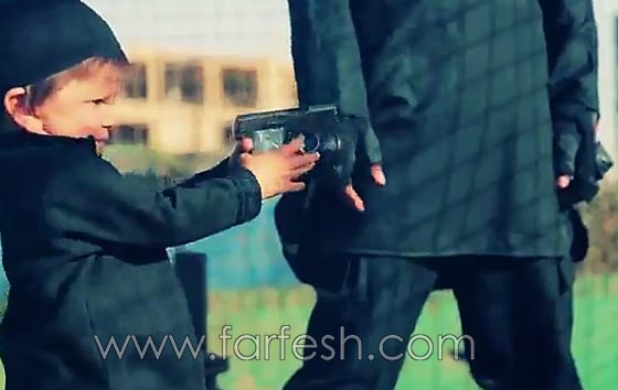 فيديو وصور مروعة.. طفل داعشي يعدم اسيرا مقيدا في ملعب للاطفال صورة رقم 6