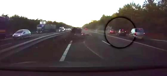 سيارة ذاتية القيادة (بلا سائق) تتجنب حادثا مروعا بذكاء.. فيديو صورة رقم 1