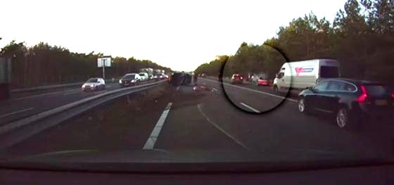 سيارة ذاتية القيادة (بلا سائق) تتجنب حادثا مروعا بذكاء.. فيديو صورة رقم 2