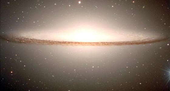 علماء ناسا يرصدون وحشين مختبئين خلف ستار دخاني وراء الكون صورة رقم 2