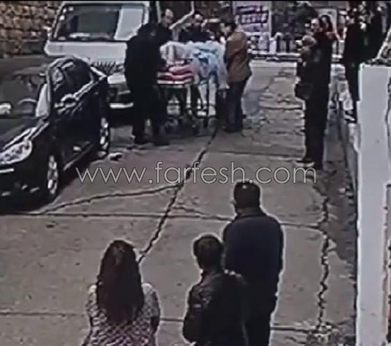 عروس مجبرة على الزواج تلقي بنفسها من النافذة في فستان الزفاف صورة رقم 1