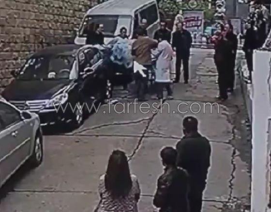 عروس مجبرة على الزواج تلقي بنفسها من النافذة في فستان الزفاف صورة رقم 3