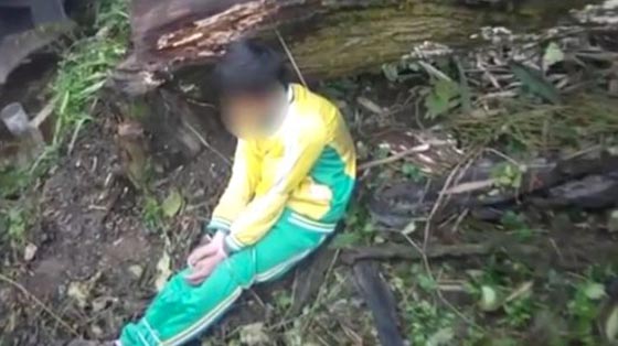 فيديو مؤثر.. طفل يلجأ الى حيلة غريبة ليحظى باهتمام والده! صورة رقم 3