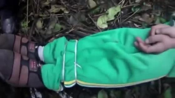 فيديو مؤثر.. طفل يلجأ الى حيلة غريبة ليحظى باهتمام والده! صورة رقم 2