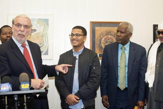 شاب مسلم يصبح بطلا في نيويورك بعد ان تصدى لمعتدي على يهودية  صورة رقم 2