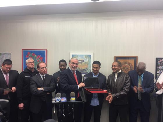 شاب مسلم يصبح بطلا في نيويورك بعد ان تصدى لمعتدي على يهودية  صورة رقم 1