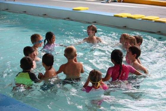  محكمة أوروبية تصدم المسلمين وترفض إعفاء فتياتهن من حصص السباحة!  صورة رقم 2