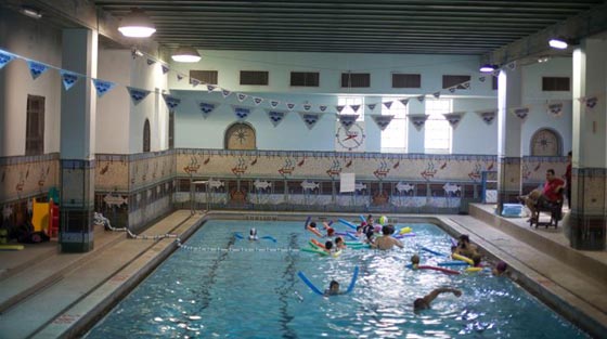  محكمة أوروبية تصدم المسلمين وترفض إعفاء فتياتهن من حصص السباحة!  صورة رقم 1