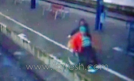  فيديو صادم: شاب يحاول قتل عجوز مقعدة برميها على السكة الحديد ليدهسها القطار! صورة رقم 2