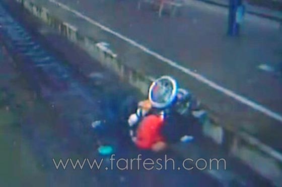  فيديو صادم: شاب يحاول قتل عجوز مقعدة برميها على السكة الحديد ليدهسها القطار! صورة رقم 4