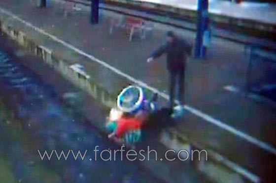  فيديو صادم: شاب يحاول قتل عجوز مقعدة برميها على السكة الحديد ليدهسها القطار! صورة رقم 1