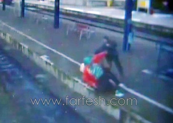  فيديو صادم: شاب يحاول قتل عجوز مقعدة برميها على السكة الحديد ليدهسها القطار! صورة رقم 3