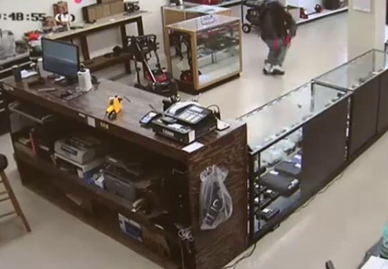 بالفيديو.. شاهدوا محاولة سطو على المكان الخطأ انتهت بالقتل صورة رقم 1