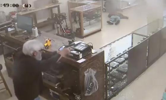 بالفيديو.. شاهدوا محاولة سطو على المكان الخطأ انتهت بالقتل صورة رقم 2