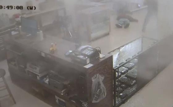 بالفيديو.. شاهدوا محاولة سطو على المكان الخطأ انتهت بالقتل صورة رقم 3