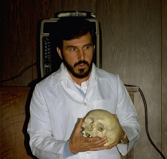 رحلة عظام ملاك الموت الذي عذب آلاف اليهود صورة رقم 1