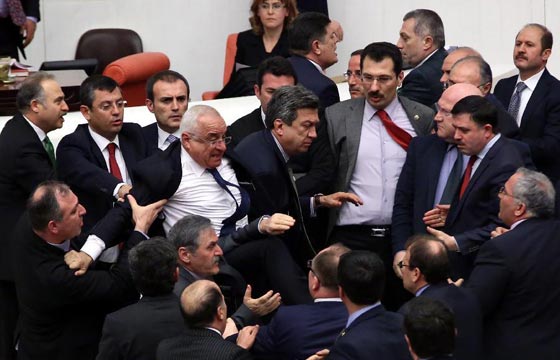 عراك في البرلمان التركي خلال التصويت على التعديل الدستوري  صورة رقم 1